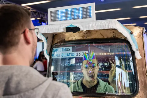 Guest with an AR effect on the screen of the tuk tuk